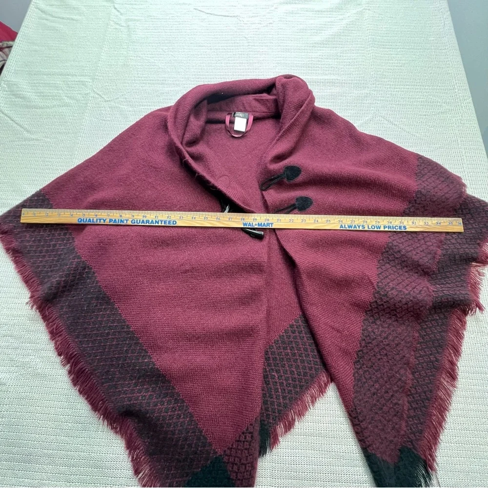 Mix it Women's Burgundy Chunky Knit 2 Claw Button Front Fringe Poncho - One Size - Picture 6 of 7